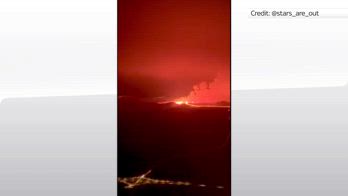 Islanda, l’eruzione del vulcano vista da un aereo