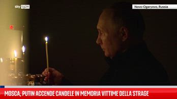 Putin accende candele alla memoria delle vittime della strage di Mosca