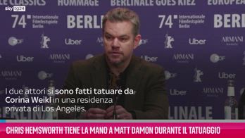 VIDEO Chris Hemsworth tiene la mano a Matt Damon