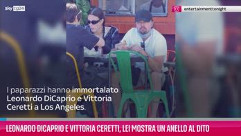 VIDEO Leo DiCaprio e Vittoria Ceretti, lei mostra un anello