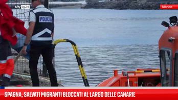 La Spagna salva decine di migranti bloccati al largo delle Canarie