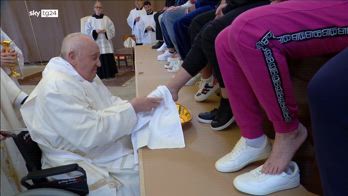 Papa nel carcere di Rebibbia lava i piedi a dodici detenute