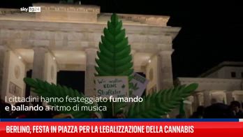 Germania legalizza cannabis, festa alla porta di Brandeburgo