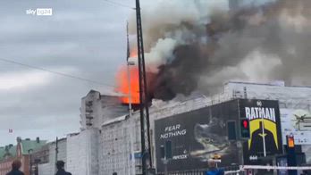 Copenaghen, in fiamme l'edificio della Vecchia Borsa. VIDEO