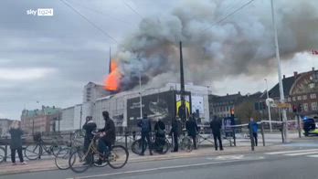 Vasto incendio alla Borsa di Copenaghen, crolla la guglia
