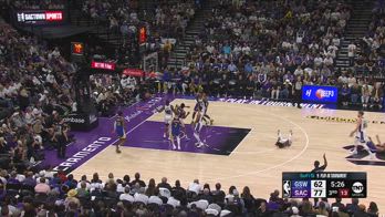 NBA, la giocata da 4 punti di Steph Curry contro Sacramento