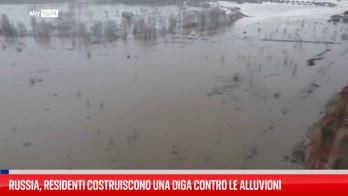 Russia, residenti costruiscono dighe per salvare le case
