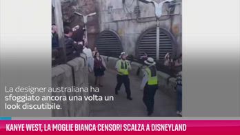 VIDEO Kanye West, Bianca Censori scalza a Disneyland