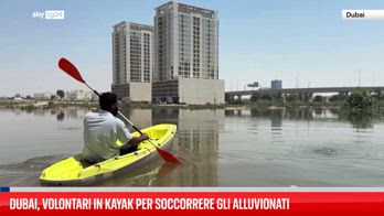 Dubai, volontari in kayak per soccorrere gli alluvionati