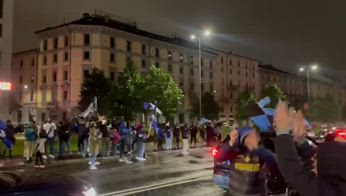 Inter, continua la festa per le strade di Milano