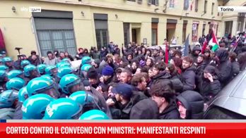 Polizia respinge corteo contro convegno con ministri a Torino