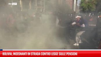 Bolivia, polizia usa gas lacrimogeni su insegnanti in protesta