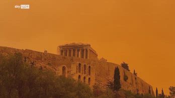 Grecia, la polvere del Nord Africa rende il cielo arancione