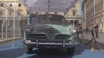 Roma, Alfa Romeo di Enrico Mattei davanti Palazzo Chigi