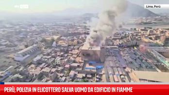 Perù, polizia in elicottero salva uomo da edificio in fiamme