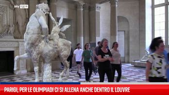 Parigini aspettano le Olimpiadi facendo sport al Louvre
