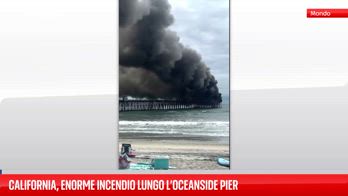 Un enorme incendio all'Oceanside Pier in California