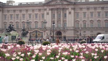 Re Carlo tornerà presto in pubblico, l'annuncio di Buckingham Palace