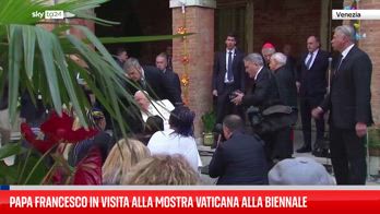Papa Francesco visita la Biennale: "Venezia come i giovani, splendida e fragile"