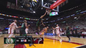 NBA, Tatum decolla e schiaccia in testa a Caleb Martin
