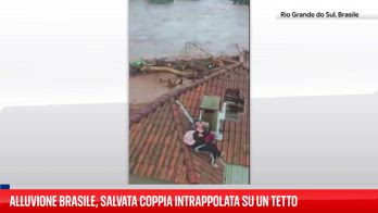 Alluvione Brasile, salvata coppia intrappolata su un tetto