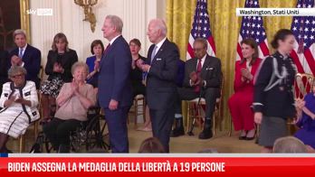 Usa, Biden assegna la medaglia della libertà a 19 persone