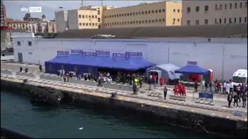 Life support, sbarcati a Napoli 87 migranti, 17 minori