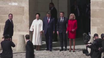 Parigi, Xi Jinping in visita alle truppe francesi