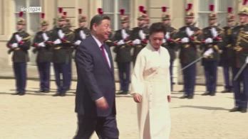Parigi, Xi Jinping visita l'Eliseo