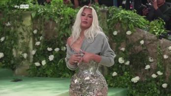 Met Gala 2024, Kim Kardashian indossa cardigan in cashmere