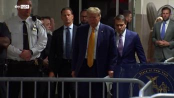 Processo Trump, Stormy daniels racconta la notte nella suite del presidente