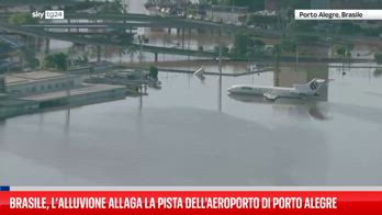 Brasile, le immagini dell'aereoporto allagato riprese da un elicottero
