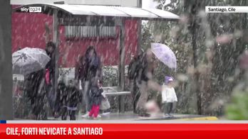 Chile, insolita nevicata a Santiago