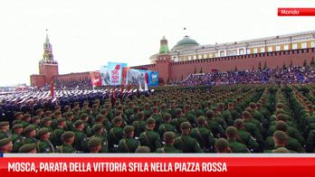 Mosca, parata militare della Vittoria sfila nella Piazza Rossa