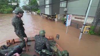 Inondazioni Brasile, salvato uomo aggrappato a un cancello