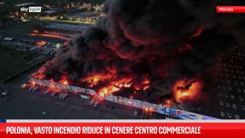 Polonia, incendio in un centro commerciale: le immagini dal drone