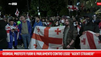 Georgia, migliaia di persone manifestano davanti al parmamento