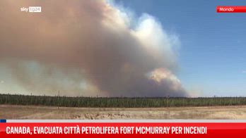 Canada, incendio fuori controllo infuria nella città petrolifera di Fort McMurray