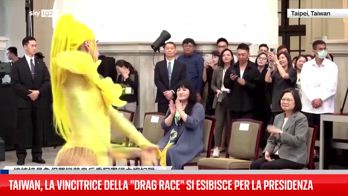 Taiwan, drag queen si esibisce nell'ufficio presidenziale