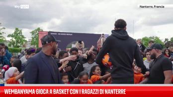 La stella NBA Wembanyama gioca a basket con i bambini del suo paese