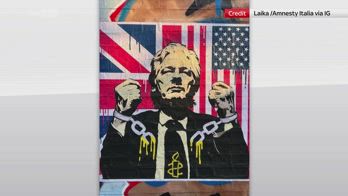 Londra, la nuova opera di Laika dedicata ad Assange