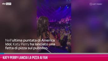 VIDEO Katy Perry lancia la pizza ai fan