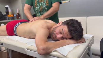 Il pre gara di Pasini: relax sul lettino dei massaggi