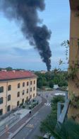 Milano, incendio e colonna di fumo a Gratosoglio