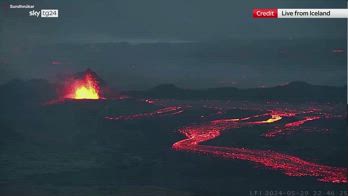Islanda, eruzione di vulcano colora cielo di arancione