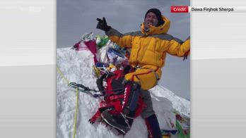 Alpinista nepalese raggiunge vetta dell'Everest per 3 volte