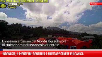 Indonesia, il Monte Ibu continua a eruttare cenere vulcanica