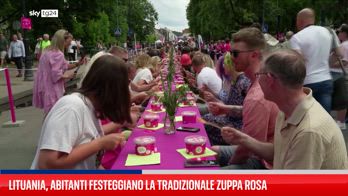 Lituania, abitanti festeggiano la tradizionale zuppa rosa