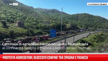 Europee, agricoltori bloccano autostrada a confine tra Spagna e Francia