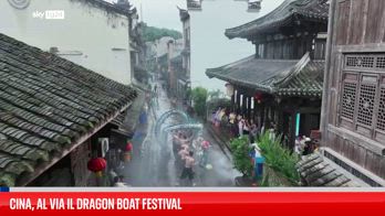 Cina, danza del drago d'acqua al Dragon Boat Festival